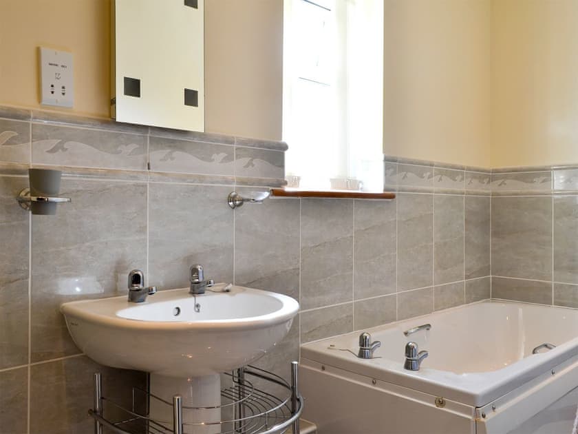 En-suite bathroom | Black Horse Cottage, Pentraeth, near Beaumaris