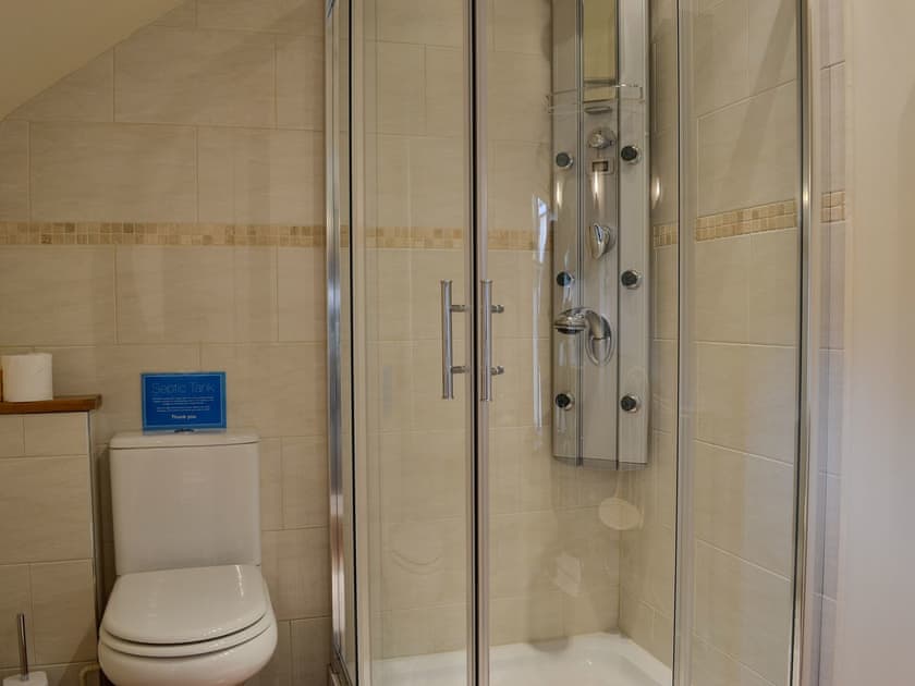 En-suite shower | Bryn Dedwydd Cottage, Eryrys, near Mold