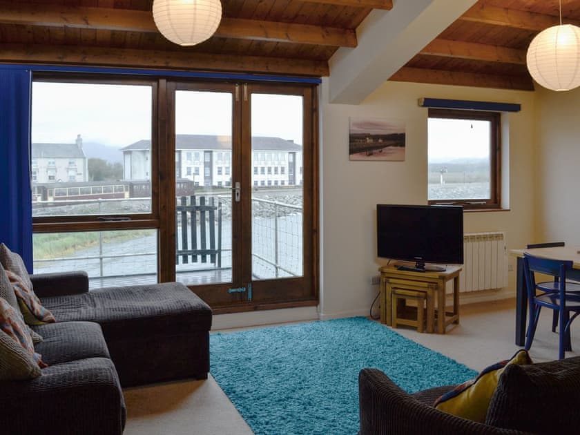 Open plan living space | Ffestiniog View, Porthmadog