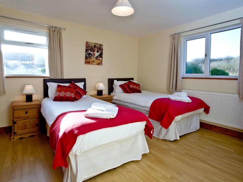 Twin bedroom | Ash lodge - Retallack, St Columb