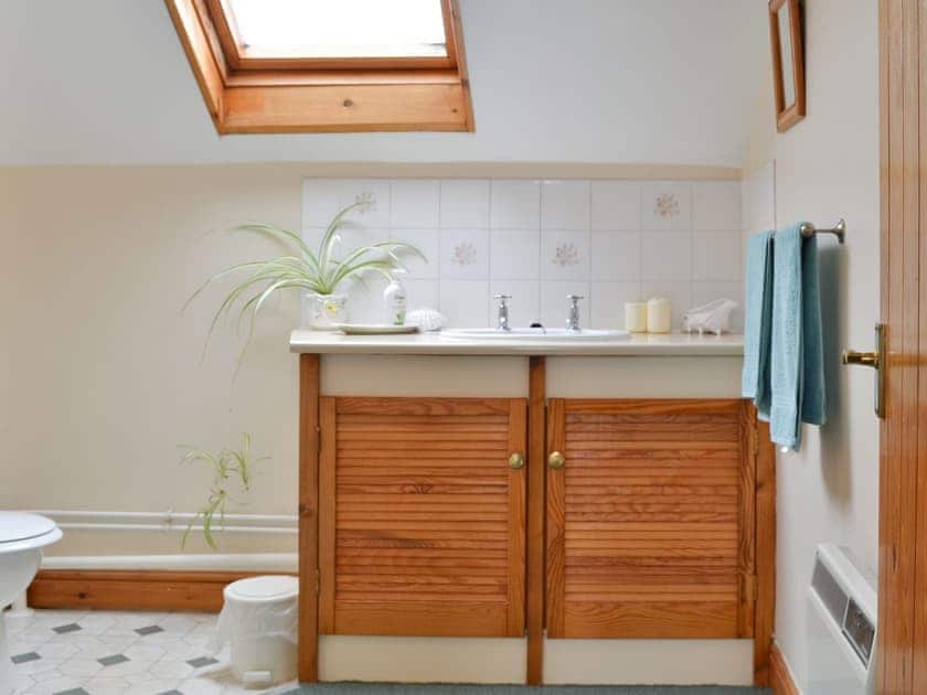 Light and bright bathroom | Fuchsia Cottage, Linton-on-Ouse