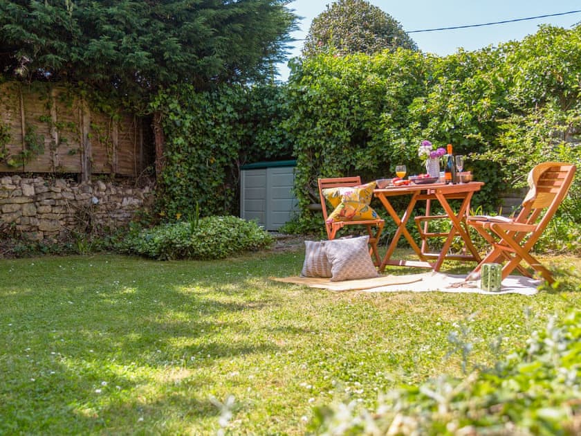 Spacious garden | Yew Tree Cottage, Willsersey, near Broadway