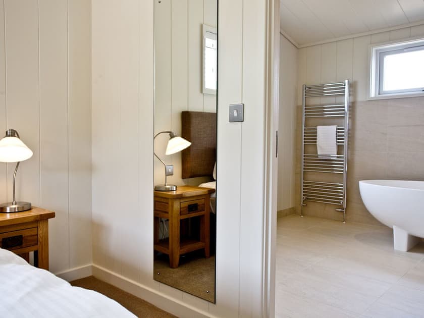 Inviting bedroom with en-suite | Holly Lodge - South Downs Lodges, Hassocks