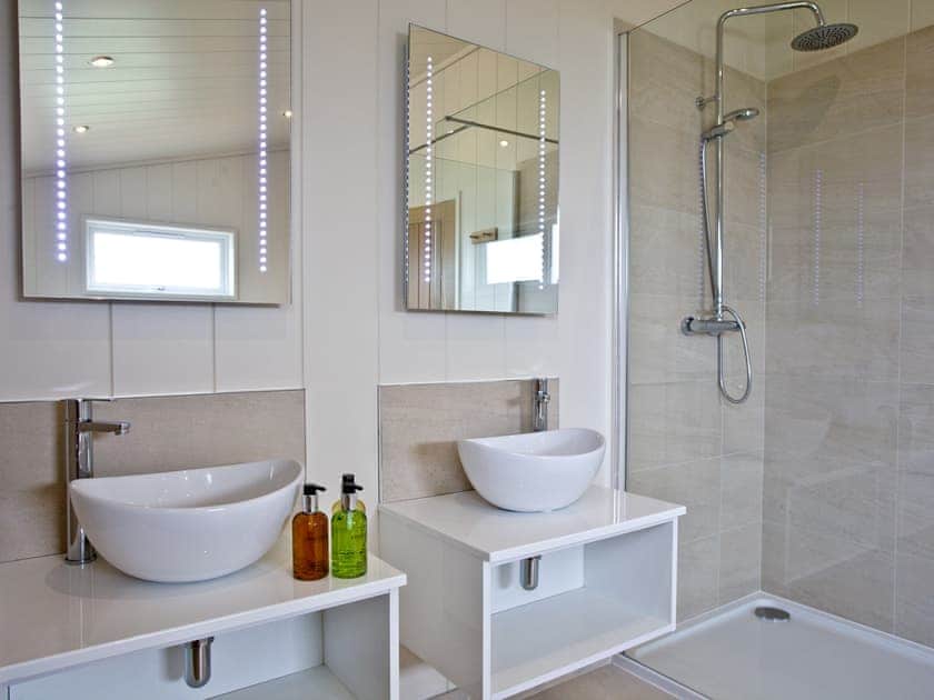 En-suite with twin washbasins | Holly Lodge - South Downs Lodges, Hassocks