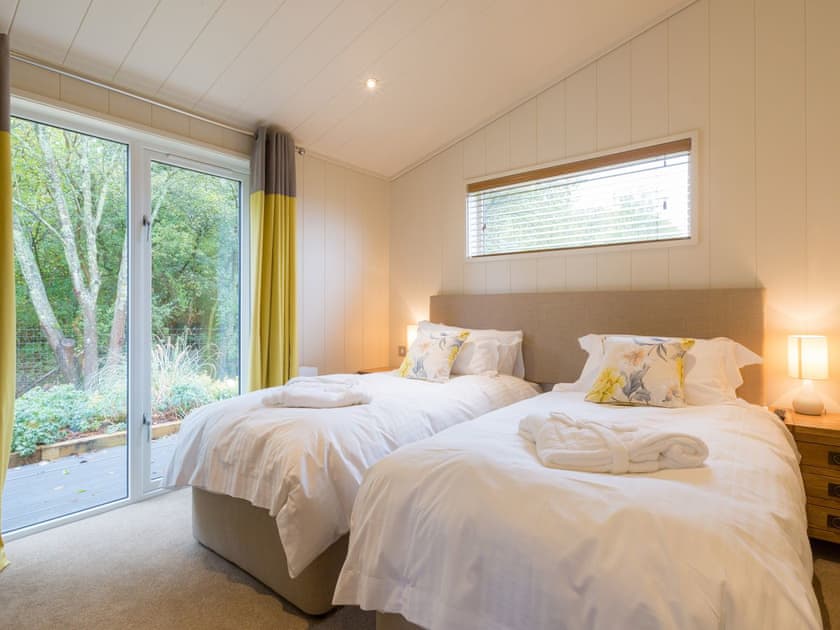 Cosy twin-bedded room with decking access | Maple Lodge - South Downs Lodges, Hassocks