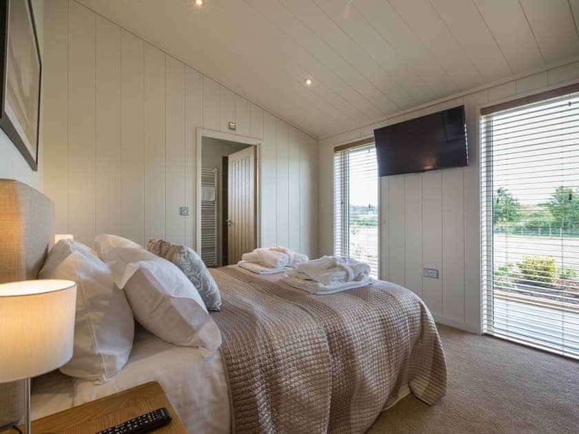 Comfortable bedroom with double bed | Oak Lodge - South Downs Lodges, Hassocks