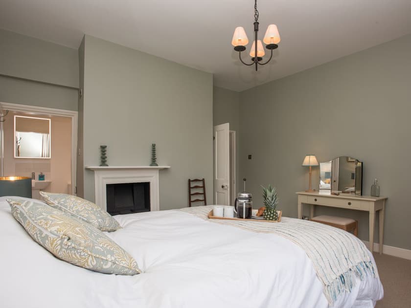 double bedroom with en-suite | Estate Cottage, Worstead, near North Walsham