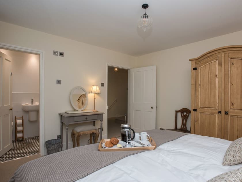 Double bedroom with en-suite | Estate Cottage, Worstead, near North Walsham