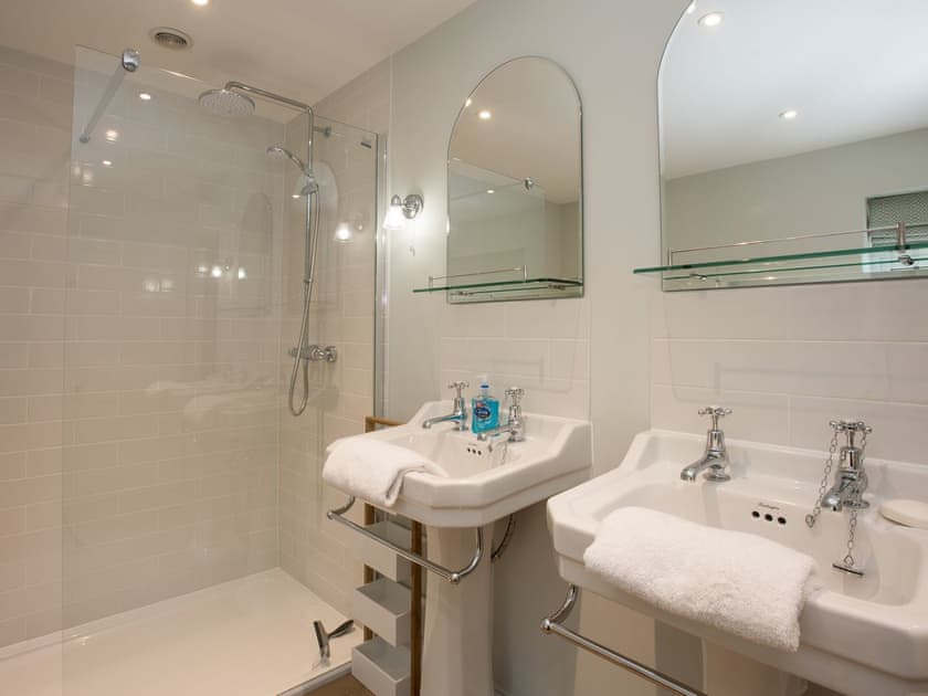 Bathroom with shower | Estate Cottage, Worstead, near North Walsham