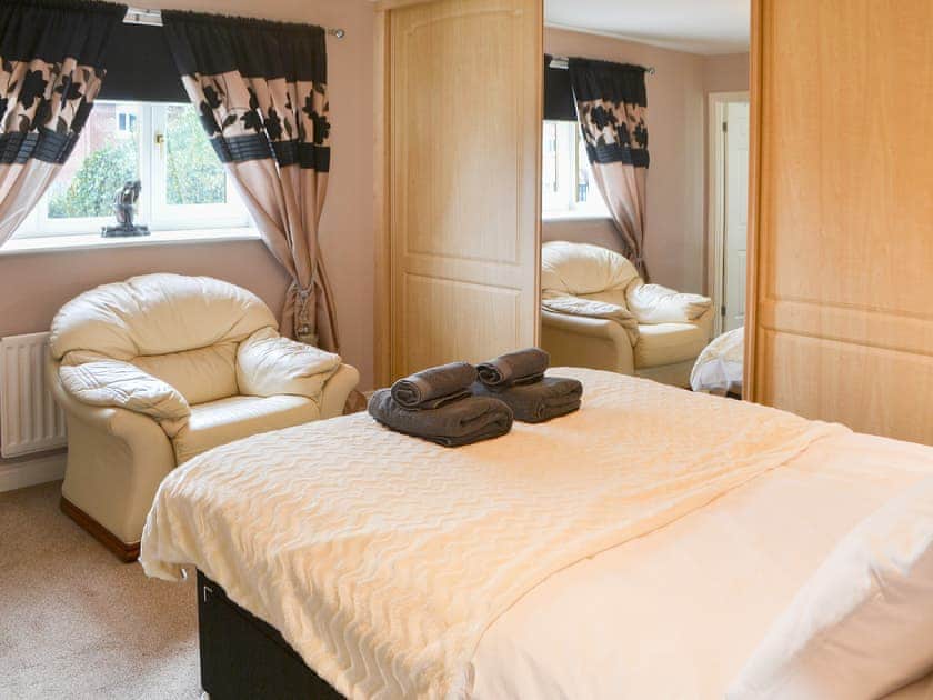 Well-proportioned en-suite master bedroom | Hawthorne House, Amble, near Warkworth
