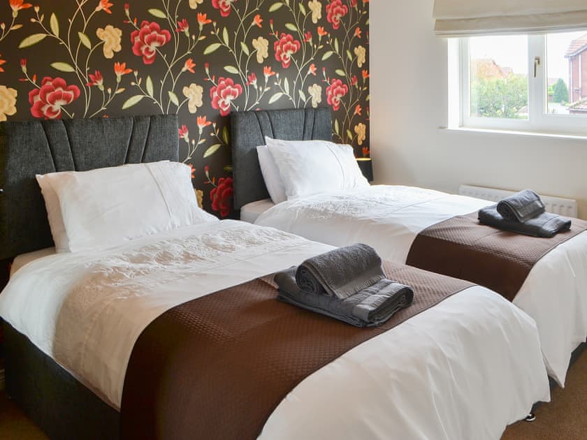 Relaxing twin bedded room | Hawthorne House, Amble, near Warkworth