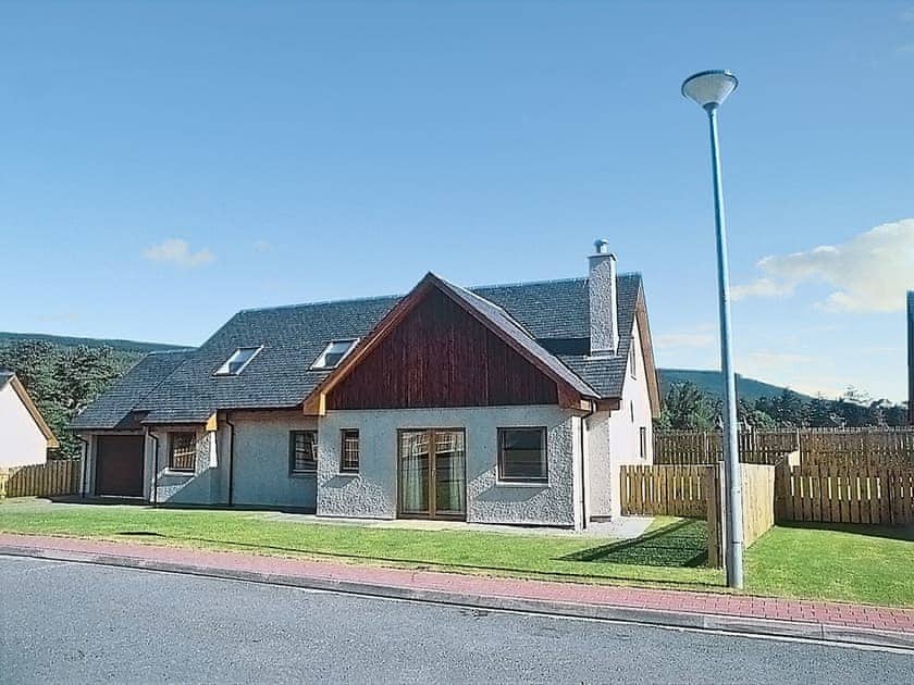 Delightful detached holiday home in the Cairngorms National Park | Croftside House - Allt Mor Cottages, Aviemore