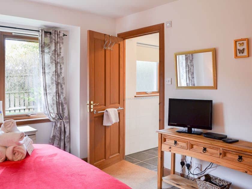 Charming double bedroom with en-suite | Croftside House - Allt Mor Cottages, Aviemore