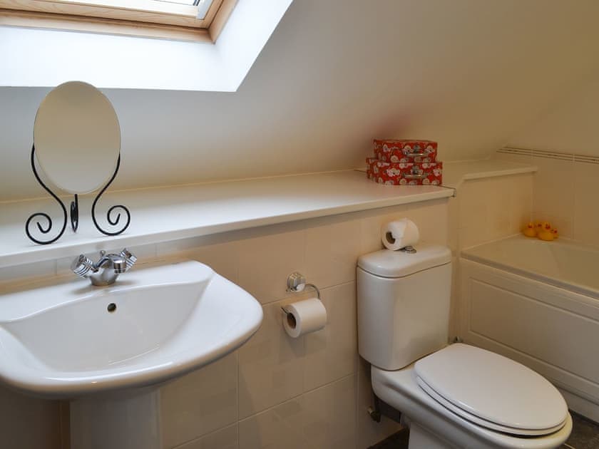 En-suite bathroom | Croftside House - Allt Mor Cottages, Aviemore
