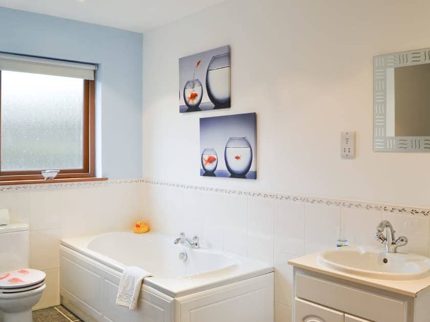 Spacious bathroom | Croftside House - Allt Mor Cottages, Aviemore