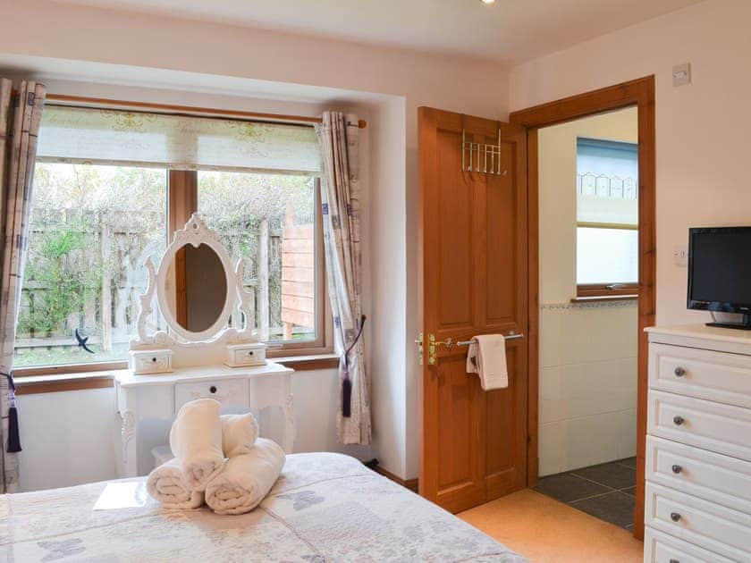 Charming and romantic double bedded room | Cairn View - Allt Mor Cottages, Aviemore