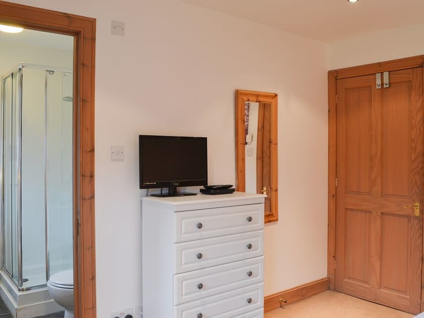 Double bedroom with en-suite | Cairn View - Allt Mor Cottages, Aviemore