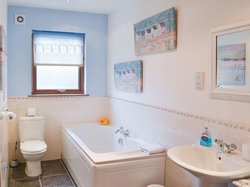 En-suite bathroom | Cairn View - Allt Mor Cottages, Aviemore