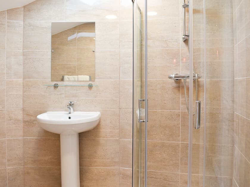 Tiled shower room with cubicle | Blacksmith’s Cottage - Upwey Cottages, Weymouth