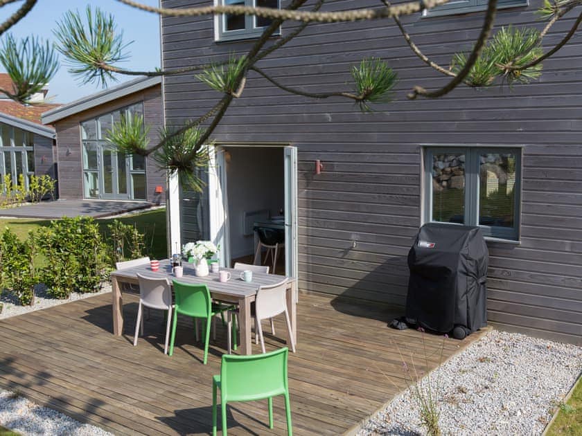 Decked area with outdoor furniture | Una Stannum 49 - Una, St Ives