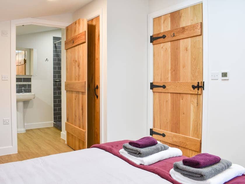 Wonderful double bedroom with en-suite | Sid’s Place, Ringwood