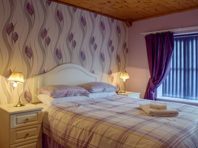 Comfy doule ebdroom with en-suite | Elm Cottage - Elm Cottages, Cwmbach, near Whitland
