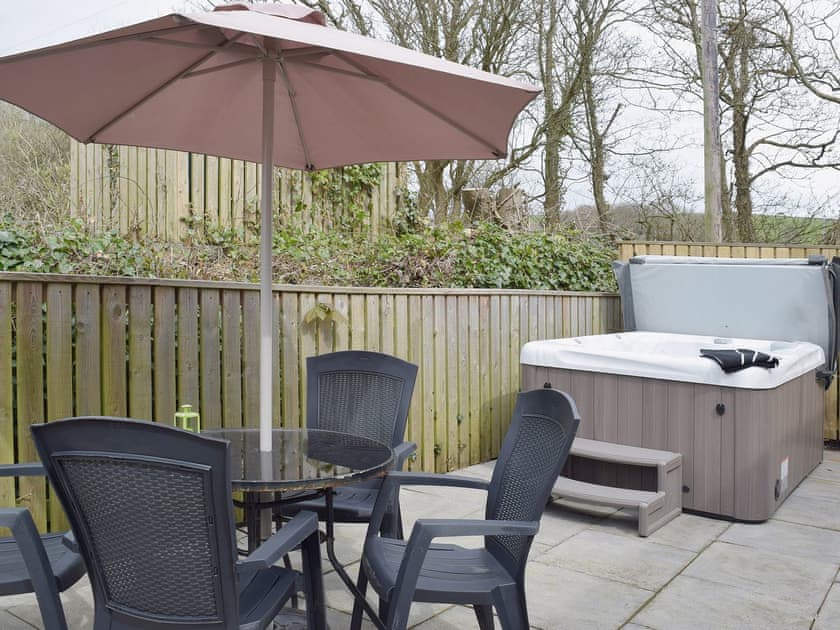 Hot tub | Wrth-y-Nant - Tanylan Farm Cottages, Kidwelly