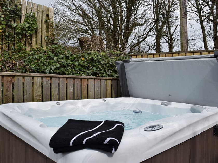 Hot tub | Wrth-y-Nant - Tanylan Farm Cottages, Kidwelly