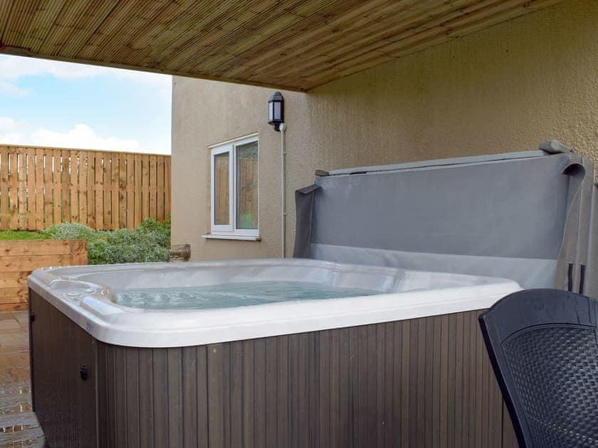 Relaxing hot tub | Bryntowy - Tanylan Farm Cottages, Kidwelly