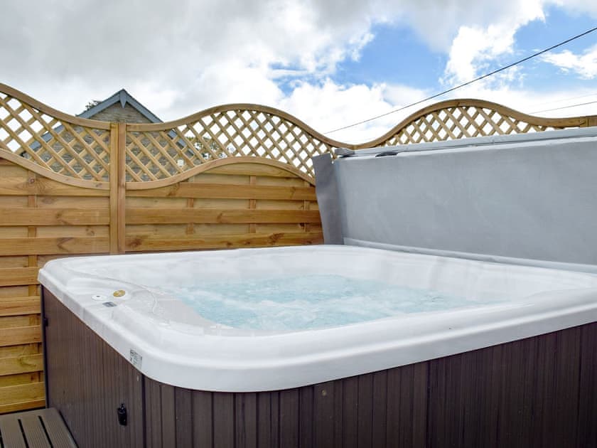 Fantastic hot tub | Coal House - Tanylan Farm Cottages, Kidwelly