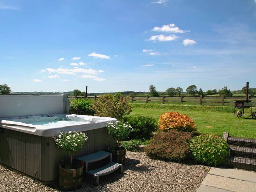 Relaxing hot tub with wonderful garden views | Bwthyn Onnen - Dolyrychain, Ystrad Meurig