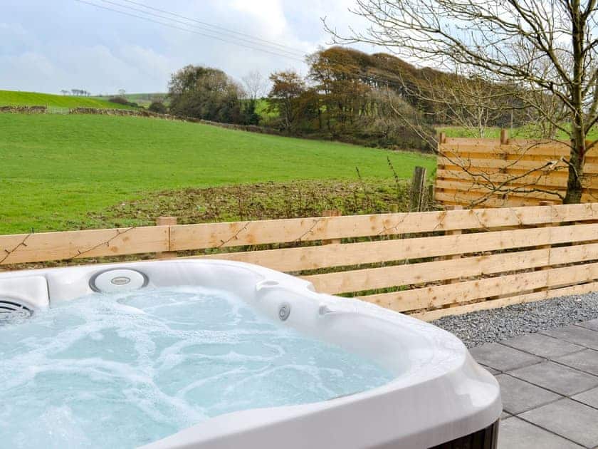 Relaxing private hot tub | Beth’s Bothy - Drumwall, Gatehouse of Fleet