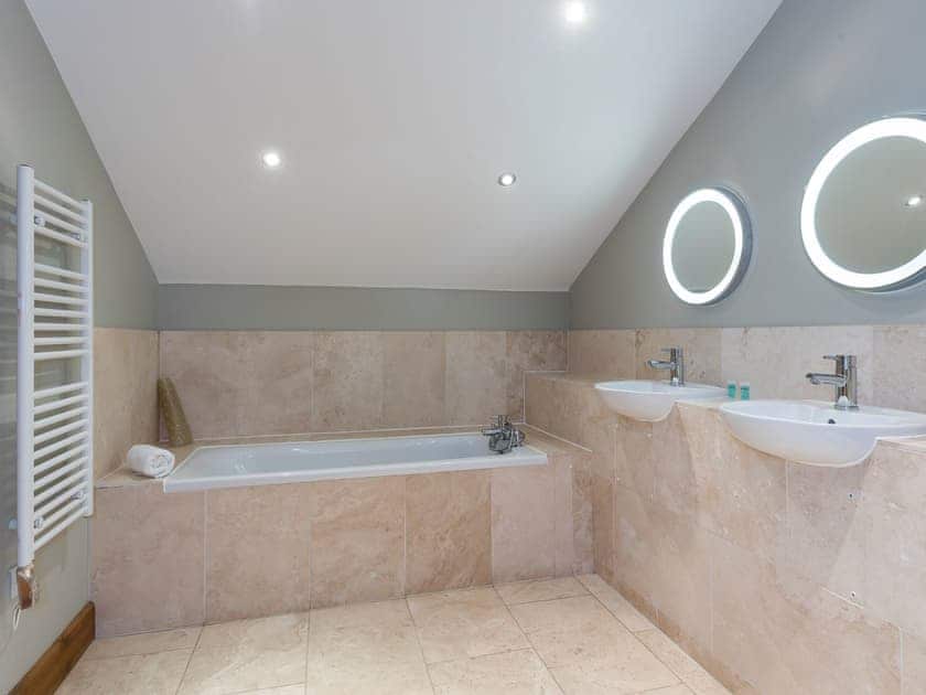 En-suite bathroom | The Strawhouse - Manor Mews, Tattersett, near Fakenham