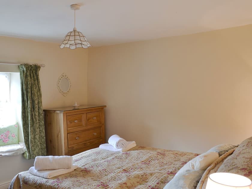 Delightful double bedroom | Oak Cottage - Round Hill Farm, Kirkstone near Ambleside