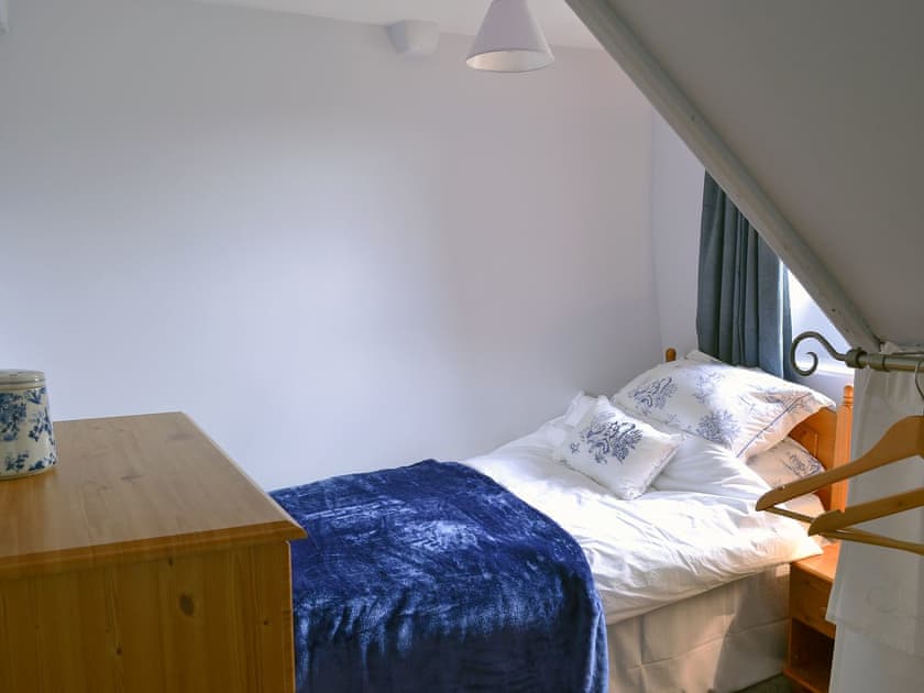 Well appointed single bedded room | Oak Cottage - Round Hill Farm, Kirkstone near Ambleside