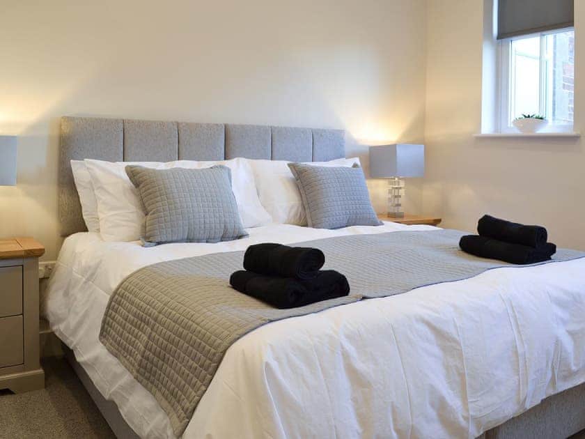 Spacious bedroom with comfortable zip and link twin beds (super kingsize on request) | The Carriage House - Station House Cottages, Upper Poppleton, near York