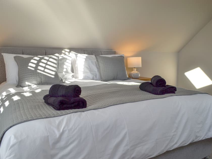 Zip and link twin beds (can be super kingsize on request as shown). | The Station House - Station House Cottages, Upper Poppleton, near York