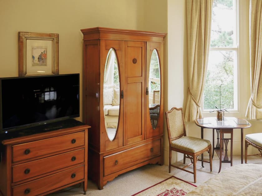 Comfortable studio accommodation | Apartment 5 - Muntham Holiday Apartments, Torquay