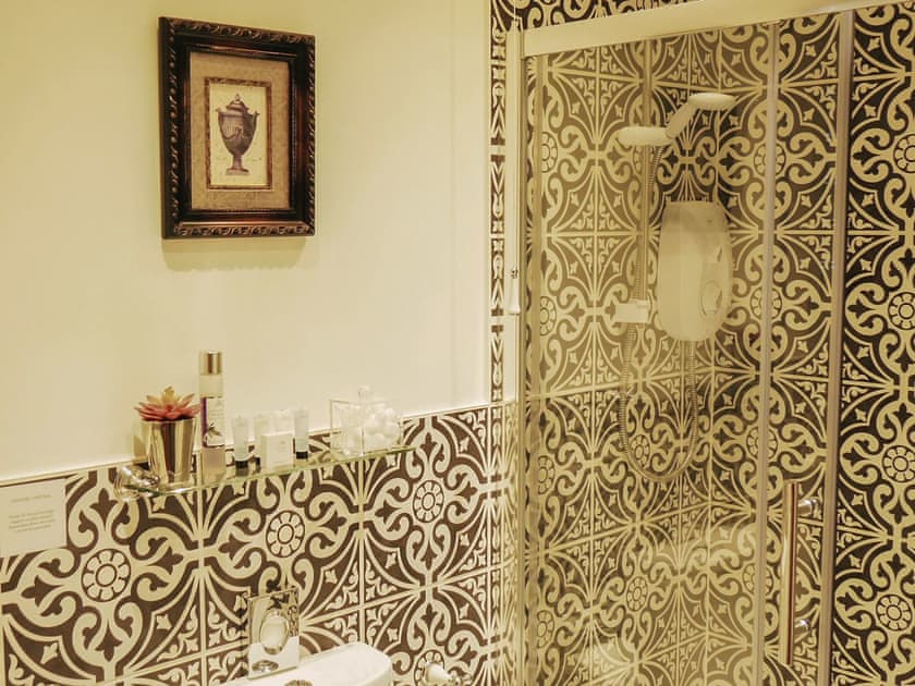 Shower room | Apartment 5 - Muntham Holiday Apartments, Torquay
