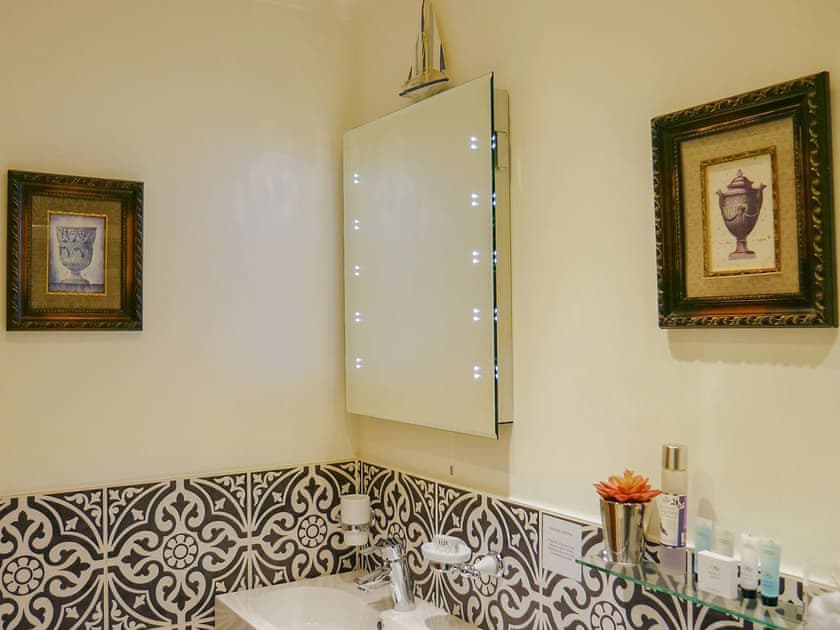 Shower room | Apartment 5 - Muntham Holiday Apartments, Torquay