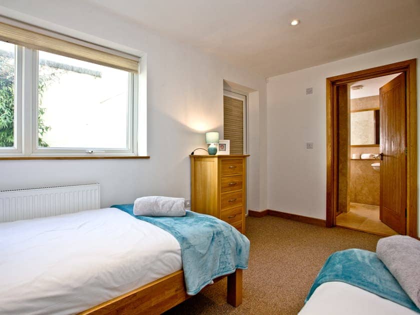 Twin bedroom with en-suite | Sea Glimpses - Glendorgal, Newquay