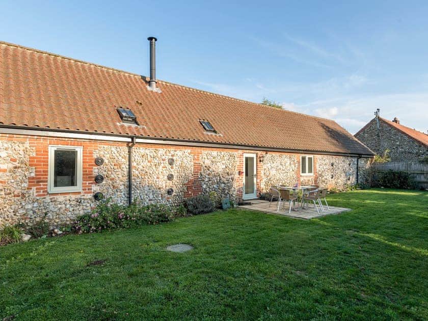 Enclosed lawned courtyard with sitting-out area | The Piggery - Manor Mews, Tattersett, near Fakenham