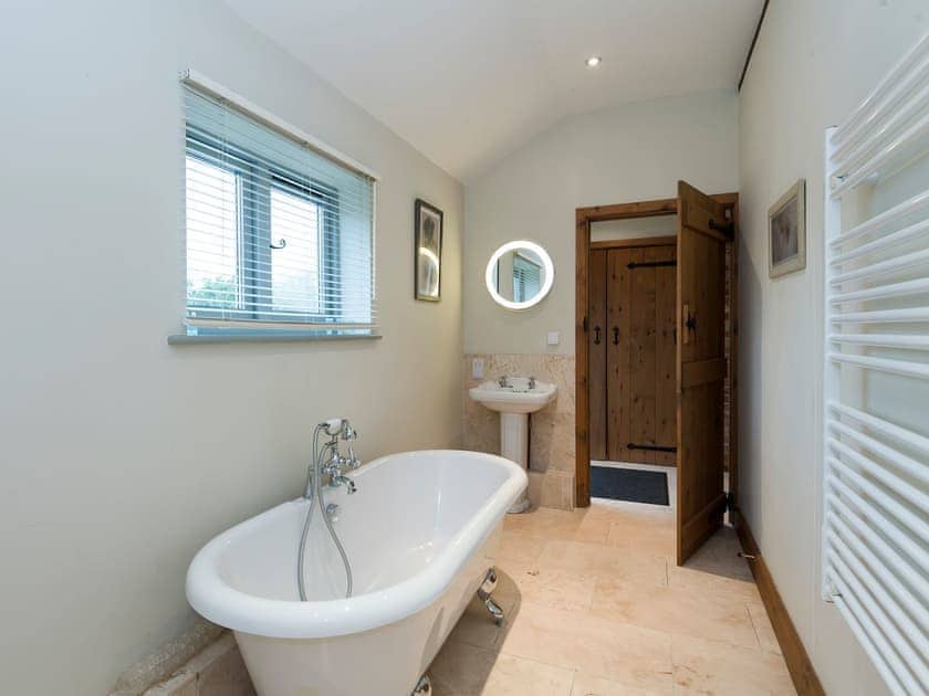 En-suite bathroom | The Stables - Manor Mews, Tattersett, near Fakenham