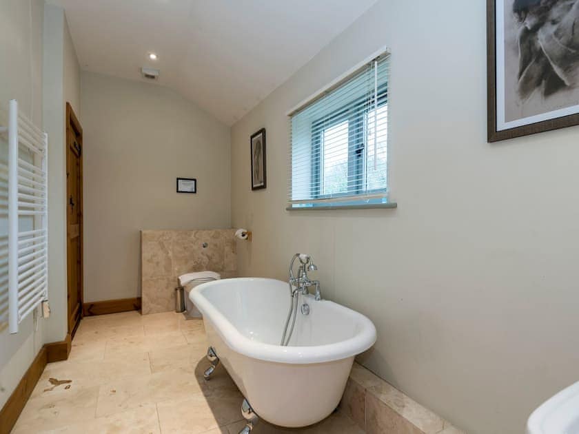 En-suite bathroom | The Stables - Manor Mews, Tattersett, near Fakenham