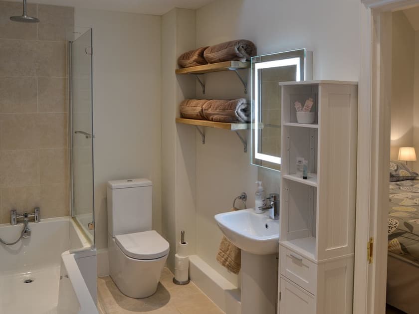 En-suite bathroom | Blyth Green Stable, Wacton, near Long Stratton
