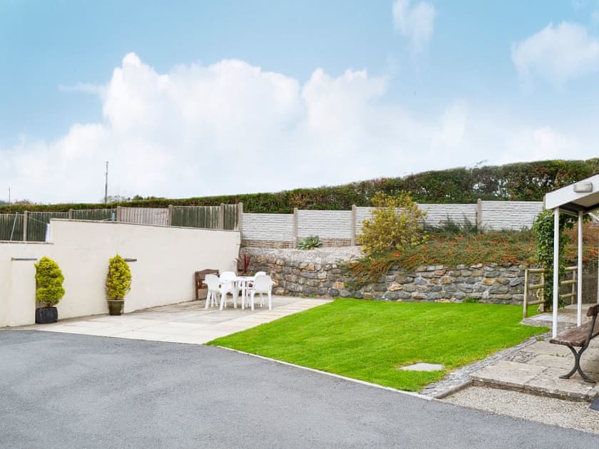 Garden and picnic benches | Fron Erch Cottages - Fron Erch Cottages, Abererch, near Pwllheli