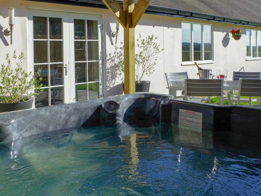 Relaxing hot tub | Coach House, Acaster Malbis, near York