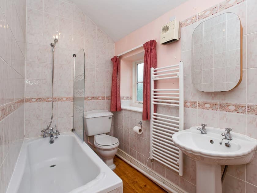 Bathroom | Bridge End - Bridge House Holidays, Waxham