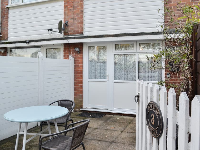 Lovely courtyard with table and chairs | Woodbine Cottage, Ludham