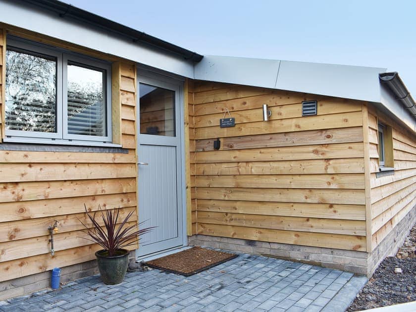 Lovely holiday cottage with a decked area | Sid’s Place, Ringwood